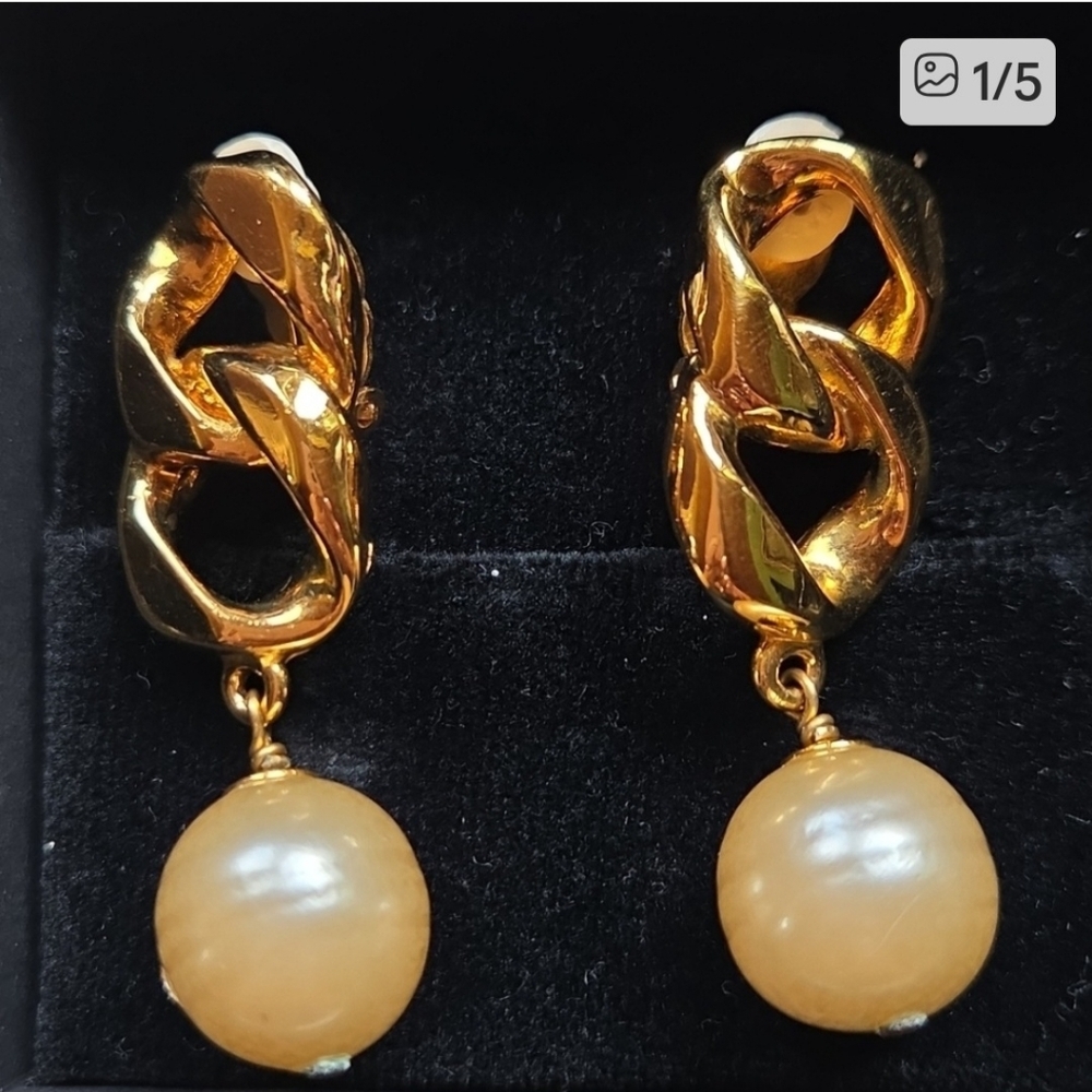 CHANEL Gold and‎ Cream Pearl Drop Earrings